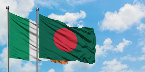 Bandera de Irlanda y Bangladesh ondeando en el viento contra el cielo azul nublado blanco juntos. Concepto diplomático, relaciones internacionales . — Foto de Stock