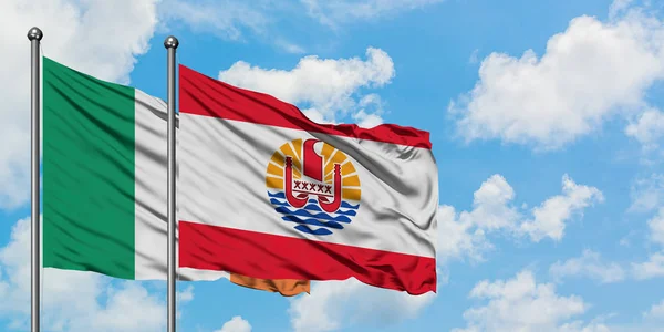 Bandera de Irlanda y Polinesia Francesa ondeando en el viento contra el cielo azul nublado blanco juntos. Concepto diplomático, relaciones internacionales . — Foto de Stock