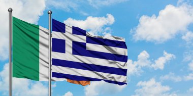 İrlanda ve Yunanistan bayrağı birlikte beyaz bulutlu mavi gökyüzüne karşı rüzgarda sallayarak. Diplomasi kavramı, uluslararası ilişkiler.