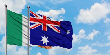 İrlanda ve Heard Adası ve Mcdonald Adaları bayrağı birlikte beyaz bulutlu mavi gökyüzüne karşı rüzgarda sallayarak. Diplomasi kavramı, uluslararası ilişkiler.