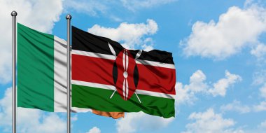 İrlanda ve Kenya bayrağı birlikte beyaz bulutlu mavi gökyüzüne karşı rüzgarda sallayarak. Diplomasi kavramı, uluslararası ilişkiler.