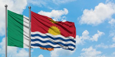 İrlanda ve Kiribati bayrağı birlikte beyaz bulutlu mavi gökyüzüne karşı rüzgarda sallayarak. Diplomasi kavramı, uluslararası ilişkiler.