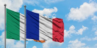 İrlanda ve Reunion bayrağı birlikte beyaz bulutlu mavi gökyüzüne karşı rüzgarda sallayarak. Diplomasi kavramı, uluslararası ilişkiler.