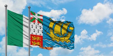 İrlanda ve Saint Pierre ve Miquelon bayrağı birlikte beyaz bulutlu mavi gökyüzüne karşı rüzgarda sallayarak. Diplomasi kavramı, uluslararası ilişkiler.