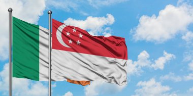 İrlanda ve Singapur bayrağı birlikte beyaz bulutlu mavi gökyüzüne karşı rüzgarda sallayarak. Diplomasi kavramı, uluslararası ilişkiler.