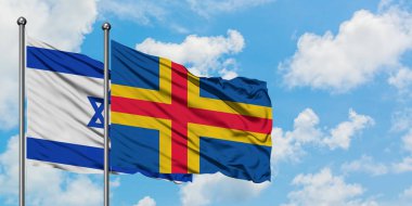 İsrail ve Aland Adaları bayrağı birlikte beyaz bulutlu mavi gökyüzüne karşı rüzgarsal sallayarak. Diplomasi kavramı, uluslararası ilişkiler.