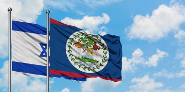 İsrail ve Belize bayrağı birlikte beyaz bulutlu mavi gökyüzüne karşı rüzgarda sallayarak. Diplomasi kavramı, uluslararası ilişkiler.