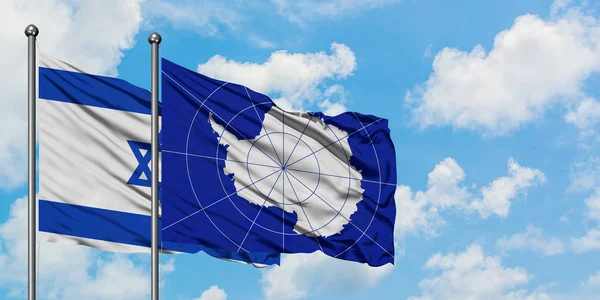 Bandera de Israel y la Antártida ondeando en el viento contra el cielo azul nublado blanco juntos. Concepto diplomático, relaciones internacionales . — Foto de Stock