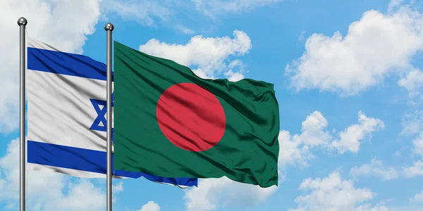Bandera de Israel y Bangladesh ondeando en el viento contra el cielo azul nublado blanco juntos. Concepto diplomático, relaciones internacionales . — Foto de Stock