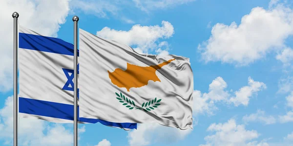 Bandera de Israel y Chipre ondeando en el viento contra el cielo azul nublado blanco juntos. Concepto diplomático, relaciones internacionales . — Foto de Stock