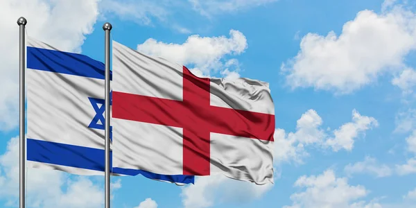 Bandera de Israel e Inglaterra ondeando en el viento contra el cielo azul nublado blanco juntos. Concepto diplomático, relaciones internacionales . —  Fotos de Stock