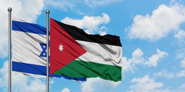 İsrail ve Ürdün bayrağı birlikte beyaz bulutlu mavi gökyüzüne karşı rüzgarda sallayarak. Diplomasi kavramı, uluslararası ilişkiler.