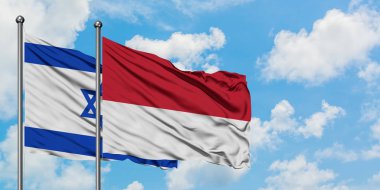 İsrail ve Monako bayrağı birlikte beyaz bulutlu mavi gökyüzüne karşı rüzgarsal sallayarak. Diplomasi kavramı, uluslararası ilişkiler.