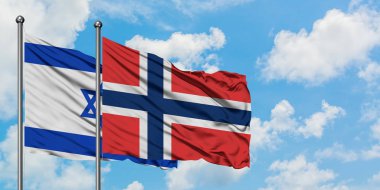 İsrail ve Norveç bayrağı birlikte beyaz bulutlu mavi gökyüzüne karşı rüzgarsal sallayarak. Diplomasi kavramı, uluslararası ilişkiler.