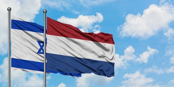 Ізраїль і Нідерланди прапор розмахуючи в вітру проти білого хмарного синього неба разом. Концепція дипломатії, міжнародні відносини. — стокове фото