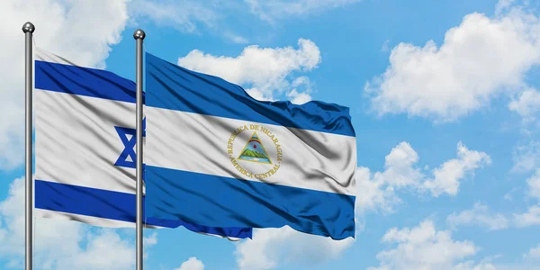 Ізраїль і Нікарагуа прапор розмахуючи в вітру проти білого хмарного синього неба разом. Концепція дипломатії, міжнародні відносини. — стокове фото