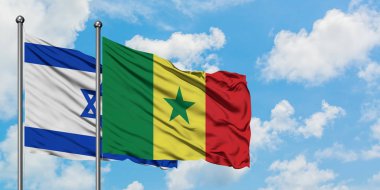 İsrail ve Senegal bayrağı birlikte beyaz bulutlu mavi gökyüzüne karşı rüzgarda sallayarak. Diplomasi kavramı, uluslararası ilişkiler.