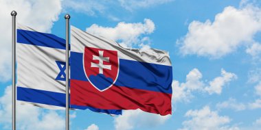 İsrail ve Slovakya bayrağı birlikte beyaz bulutlu mavi gökyüzüne karşı rüzgarda sallayarak. Diplomasi kavramı, uluslararası ilişkiler.