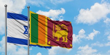 İsrail ve Sri Lanka bayrağı birlikte beyaz bulutlu mavi gökyüzüne karşı rüzgarda sallayarak. Diplomasi kavramı, uluslararası ilişkiler.