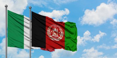 İtalya ve Afganistan bayrağı birlikte beyaz bulutlu mavi gökyüzüne karşı rüzgarda sallayarak. Diplomasi kavramı, uluslararası ilişkiler.