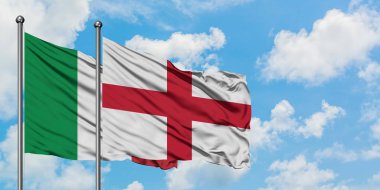 İtalya ve İngiltere bayrağı birlikte beyaz bulutlu mavi gökyüzüne karşı rüzgarda sallayarak. Diplomasi kavramı, uluslararası ilişkiler.