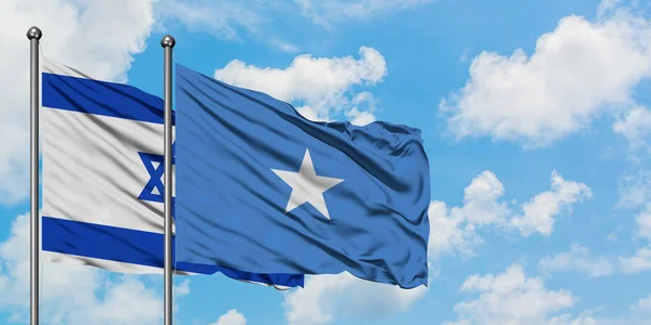Ізраїль і Сомалі прапор розмахуючи в вітру проти білого хмарного синього неба разом. Концепція дипломатії, міжнародні відносини. — стокове фото