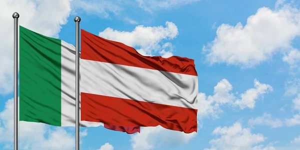 Bandera de Italia y Austria ondeando en el viento contra el cielo azul nublado blanco juntos. Concepto diplomático, relaciones internacionales . — Foto de Stock