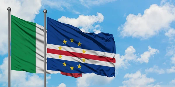 Bandera de Italia y Cabo Verde ondeando en el viento contra el cielo azul nublado blanco juntos. Concepto diplomático, relaciones internacionales . — Foto de Stock