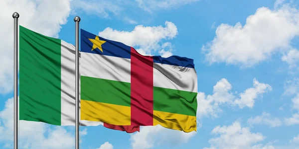 Bandera de Italia y República Centroafricana ondeando en el viento contra el cielo azul nublado blanco juntos. Concepto diplomático, relaciones internacionales . — Foto de Stock