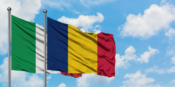 Olaszországban és csádi zászló integetett a szél ellen, fehér felhős kék eget együtt. Diplomáciai koncepció, nemzetközi kapcsolatok. — Stock Fotó