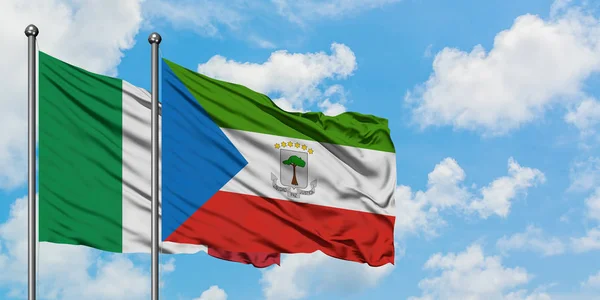 Italië en Equatoriaal-Guinea vlag zwaaien in de wind tegen witte bewolkte blauwe hemel samen. Diplomatie concept, internationale betrekkingen. — Stockfoto