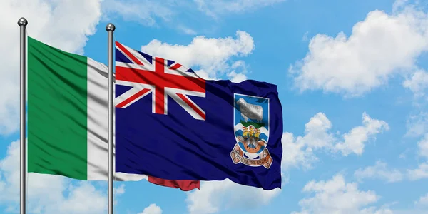 Bandera de Italia e Islas Malvinas ondeando en el viento contra el cielo azul nublado blanco juntos. Concepto diplomático, relaciones internacionales . — Foto de Stock