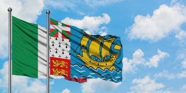 İtalya ve Saint Pierre ve Miquelon bayrağı rüzgarda dalgalanan beyaz bulutlu gökyüzüne karşı birlikte. Diplomasi kavramı, uluslararası ilişkiler.