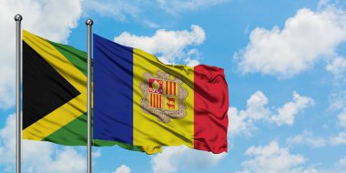 Jamaika ve Andorra bayrağı birlikte beyaz bulutlu mavi gökyüzüne karşı rüzgarda sallayarak. Diplomasi kavramı, uluslararası ilişkiler.