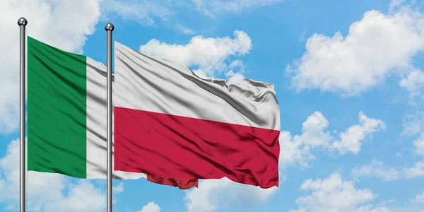Bandera de Italia y Polonia ondeando en el viento contra el cielo azul nublado blanco juntos. Concepto diplomático, relaciones internacionales . — Foto de Stock