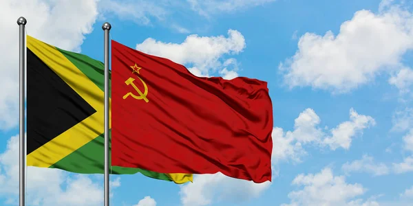 자메이카와 소련 국기가 함께 하얀 흐린 푸른 하늘에 대한 바람에 흔들리고. 외교 개념, 국제 관계. — 스톡 사진