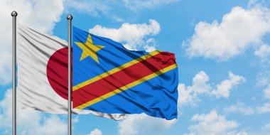 Japonya ve Kongo bayrağı birlikte beyaz bulutlu mavi gökyüzüne karşı rüzgarda sallayarak. Diplomasi kavramı, uluslararası ilişkiler.