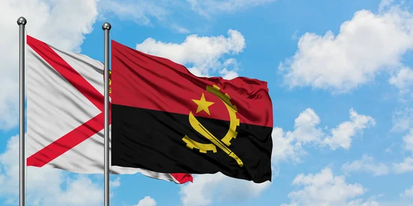 Jersey és Angola zászló integetett a szél ellen, fehér felhős kék eget együtt. Diplomáciai koncepció, nemzetközi kapcsolatok. — Stock Fotó