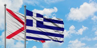 Jersey ve Yunanistan bayrağı birlikte beyaz bulutlu mavi gökyüzüne karşı rüzgarda sallayarak. Diplomasi kavramı, uluslararası ilişkiler.