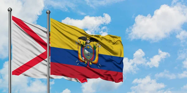 Bandera de Jersey y Ecuador ondeando en el viento contra el cielo azul nublado blanco juntos. Concepto diplomático, relaciones internacionales . — Foto de Stock