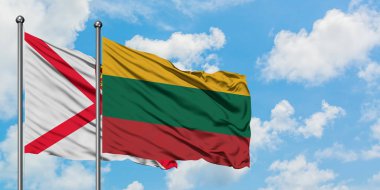 Jersey ve Litvanya bayrağı birlikte beyaz bulutlu mavi gökyüzüne karşı rüzgarda sallayarak. Diplomasi kavramı, uluslararası ilişkiler.