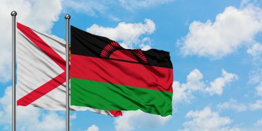 Jersey ve Malavi bayrağı birlikte beyaz bulutlu mavi gökyüzüne karşı rüzgarda sallayarak. Diplomasi kavramı, uluslararası ilişkiler.