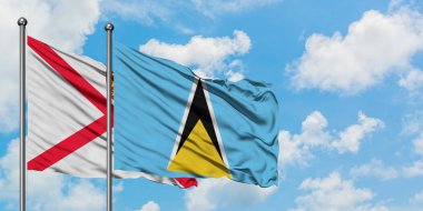 Jersey ve Saint Lucia bayrağı birlikte beyaz bulutlu mavi gökyüzüne karşı rüzgarda sallayarak. Diplomasi kavramı, uluslararası ilişkiler.