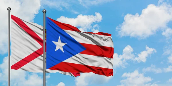 Jersey ve Porto Riko bayrağı birlikte beyaz bulutlu mavi gökyüzüne karşı rüzgarda sallayarak. Diplomasi kavramı, uluslararası ilişkiler. — Stok fotoğraf
