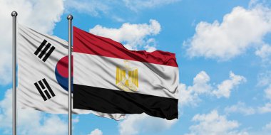 Güney Kore ve Mısır bayrağı birlikte beyaz bulutlu mavi gökyüzüne karşı rüzgarsal sallayarak. Diplomasi kavramı, uluslararası ilişkiler.