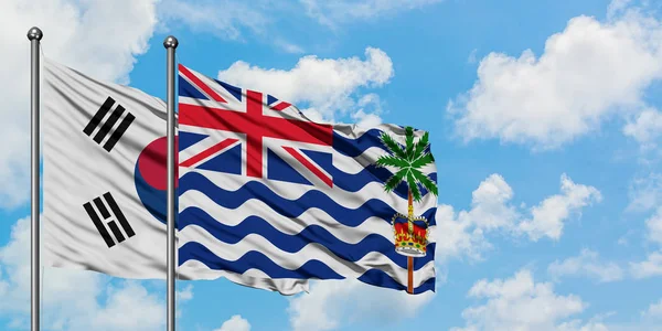 韩国和英属印度洋地区国旗在风中飘扬，白云蓝天相聚。外交概念、国际关系. — 图库照片