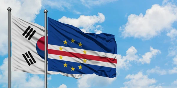 Bandera de Corea del Sur y Cabo Verde ondeando en el viento contra el cielo azul nublado blanco juntos. Concepto diplomático, relaciones internacionales . — Foto de Stock