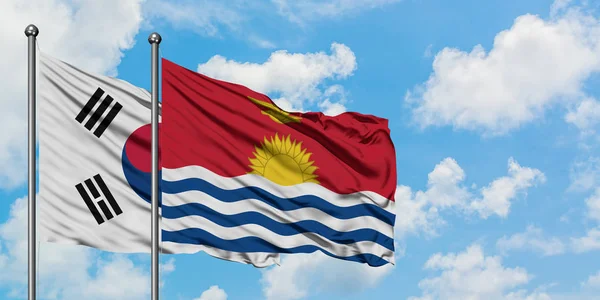 Bandera de Corea del Sur y Kiribati ondeando en el viento contra el cielo azul nublado blanco juntos. Concepto diplomático, relaciones internacionales . — Foto de Stock