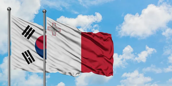Korea Południowa i Malta flaga machając w wiatr przed białym zachmurzone błękitne niebo razem. Koncepcja dyplomacji, stosunki międzynarodowe. — Zdjęcie stockowe