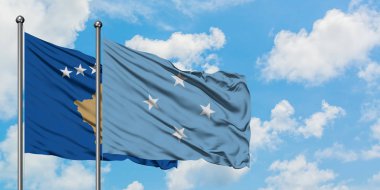 Kosova ve Mikronezya bayrağı birlikte beyaz bulutlu mavi gökyüzüne karşı rüzgarda sallayarak. Diplomasi kavramı, uluslararası ilişkiler.